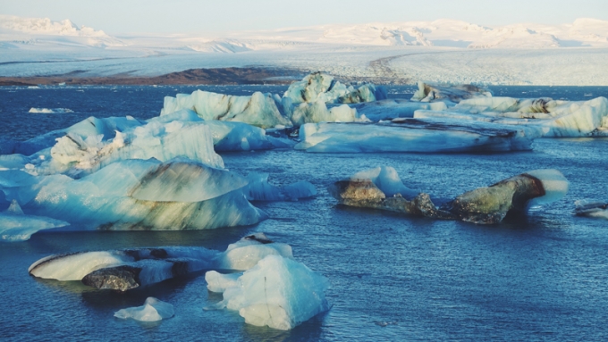 南極の氷には地球上の水の90%が閉じ込められており、氷が溶けたら海面は60メートル上昇する