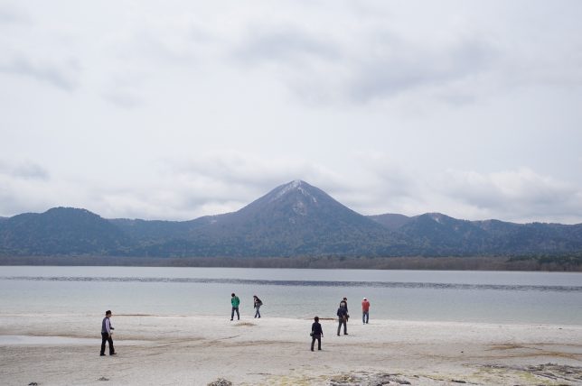 恐山の湖から見える山